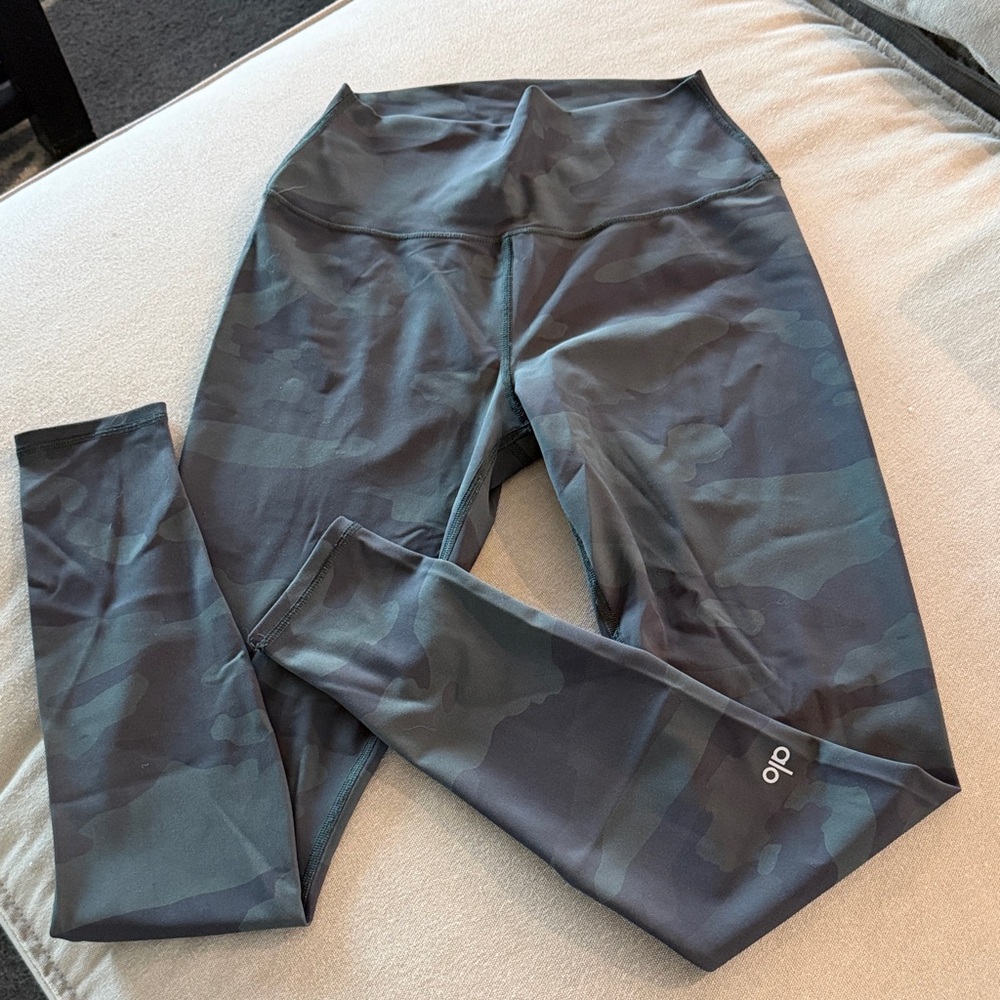 ALO Yoga Women's Camo High-Waist Leggings - Black/Gray